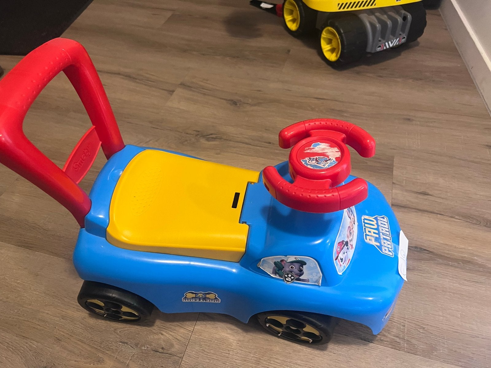 Paw Patrol loopauto met duwstang, Kinderen en Baby's, Ophalen of Verzenden, Gebruikt