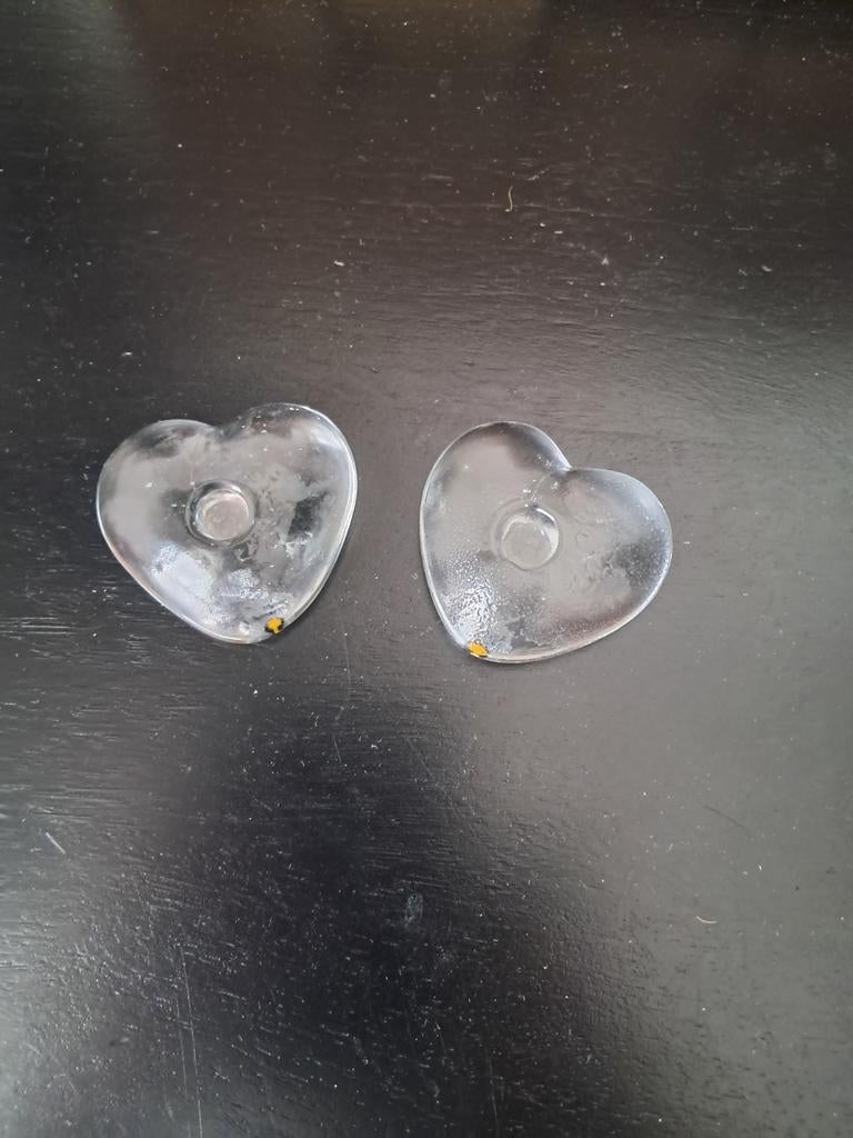 Pukeberg. Twee hartvormige kandelaartjes, Ophalen of Verzenden, Gebruikt, Overige materialen, Kandelaar