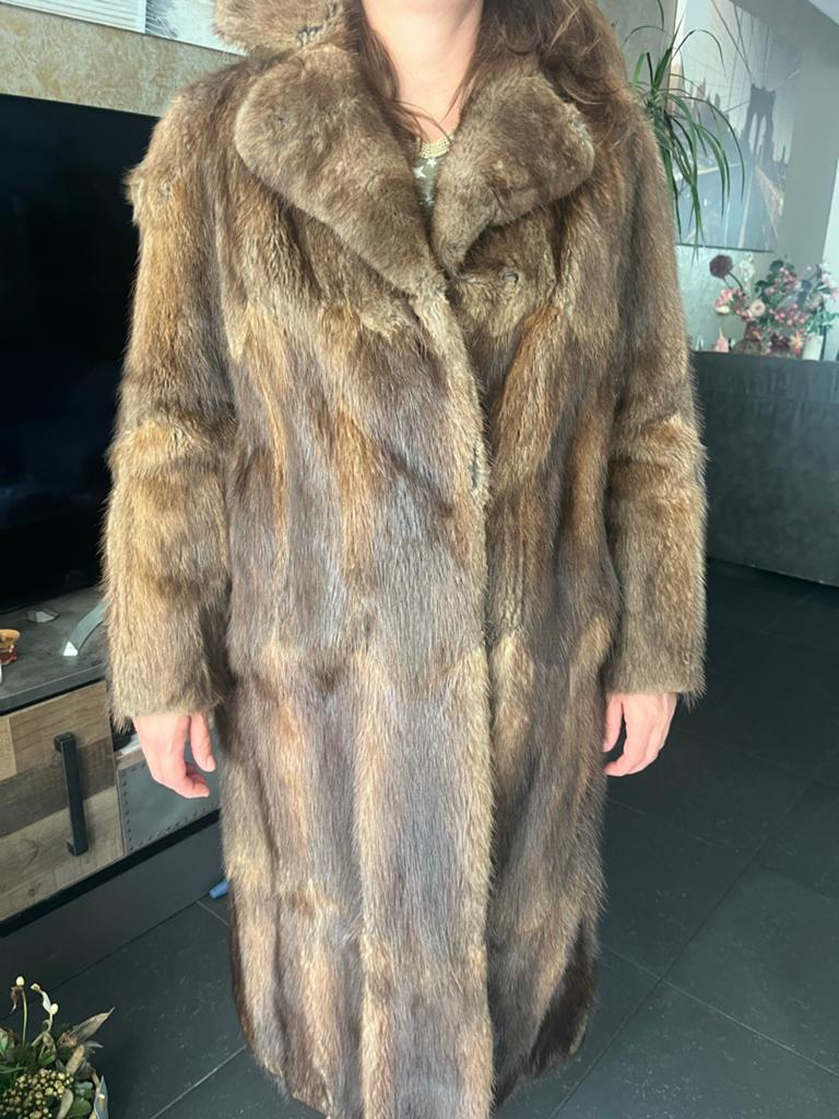 Lange bruine bontjas met ceintuur, Ophalen, Zo goed als nieuw, Maat 38/40 (M), Bruin
