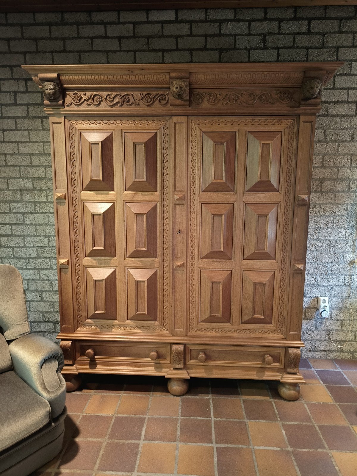 Massief houten kast met gedetailleerd houtsnijwerk, Antiek en Kunst, Ophalen of Verzenden
