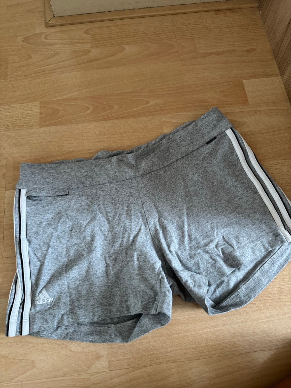 Adidas short sport broekje L, Kort, Maat 42/44 (L), Ophalen of Verzenden, Grijs
