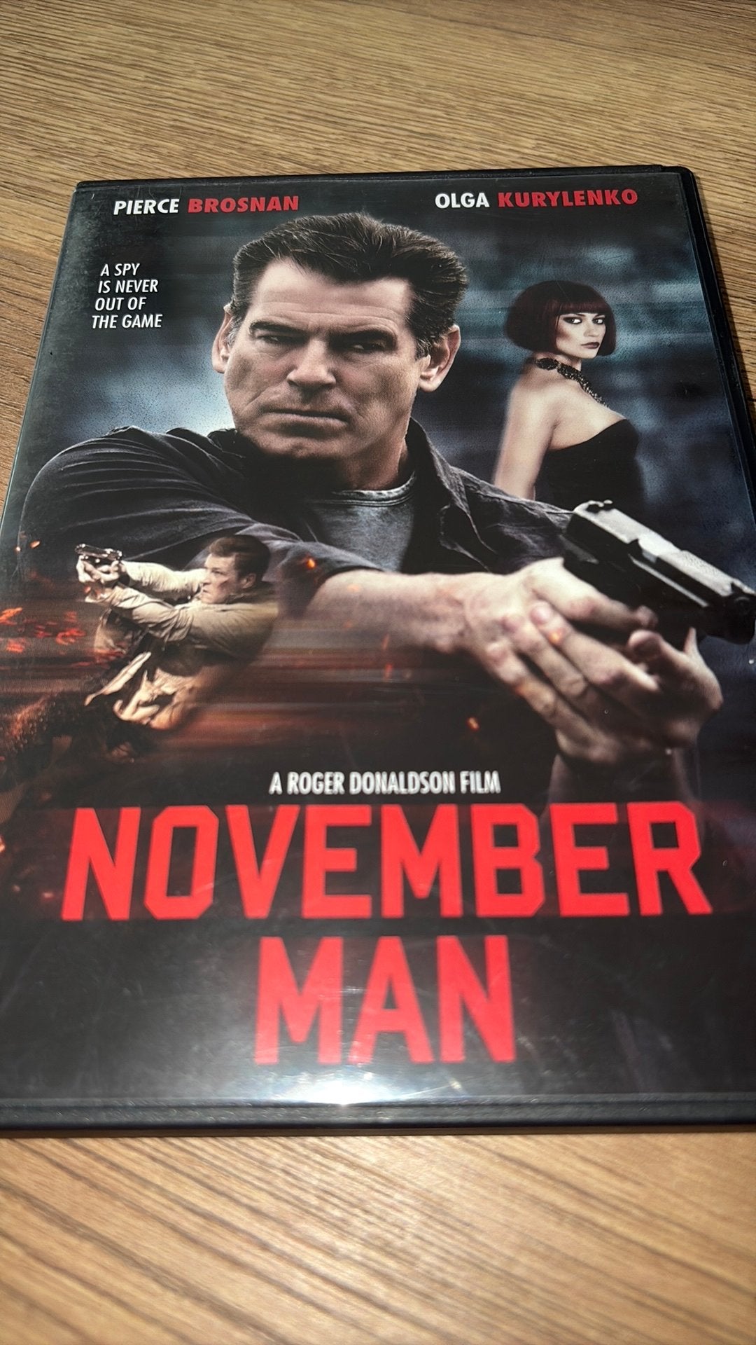 November Man met Pierce Brosnan en Olga Kurylenko., Vanaf 16 jaar, Ophalen of Verzenden, Zo goed als nieuw
