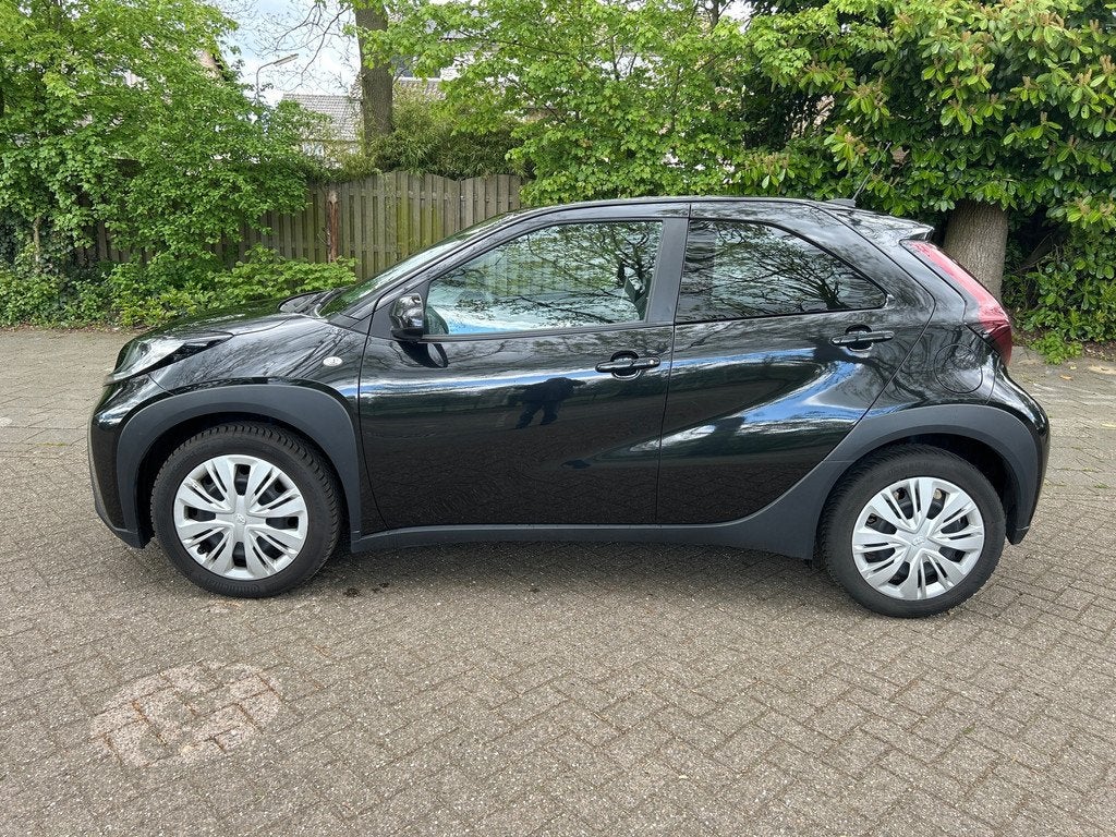 Toyota Aygo X 1.0 VVT-i MT Play, Auto's, Gebruikt, 920 kg, 4 stoelen, Zwart