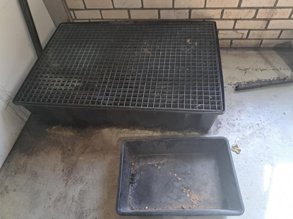 Lekbakken plus metalen rek voor 3 - 60 liter olie vaten., Ophalen