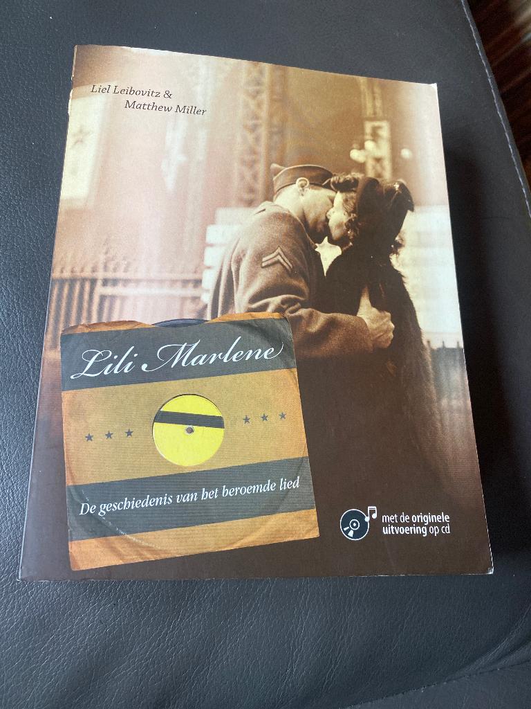 Lili Marlene : De Geschiedenis ( boek/cd/single ), Ophalen of Verzenden, Zo goed als nieuw, Nederlandstalig