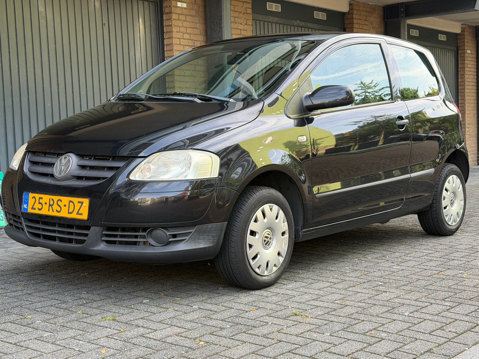 Volkswagen Fox 1.2  2005 Zwart |1 JAAR APK ! | NAP | NWE APK, Auto's, Voorwielaandrijving, Dealer onderhouden, Stof, Zwart