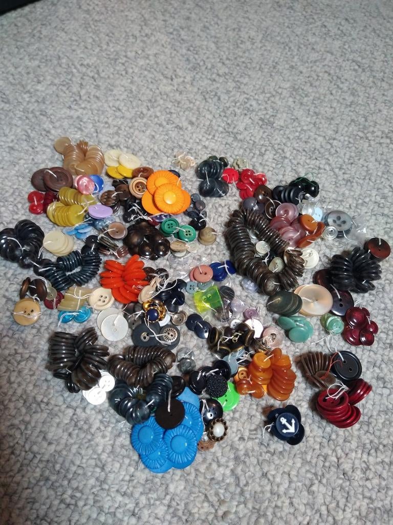 Veel knopen, Hobby en Vrije tijd, Naaien en Fournituren, Verzenden, Knoop of Knopen