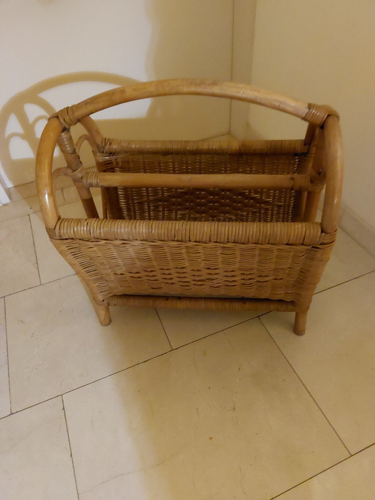 Vintage rotan lectuurmand / krantenmand, Met handvat, Gebruikt, Natuurlijk materiaal, Lectuurbak