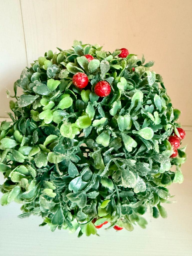 Buxus bol met rode besjes - Diameter 17 cm, Binnen, Groen, Kunstplant, Nieuw