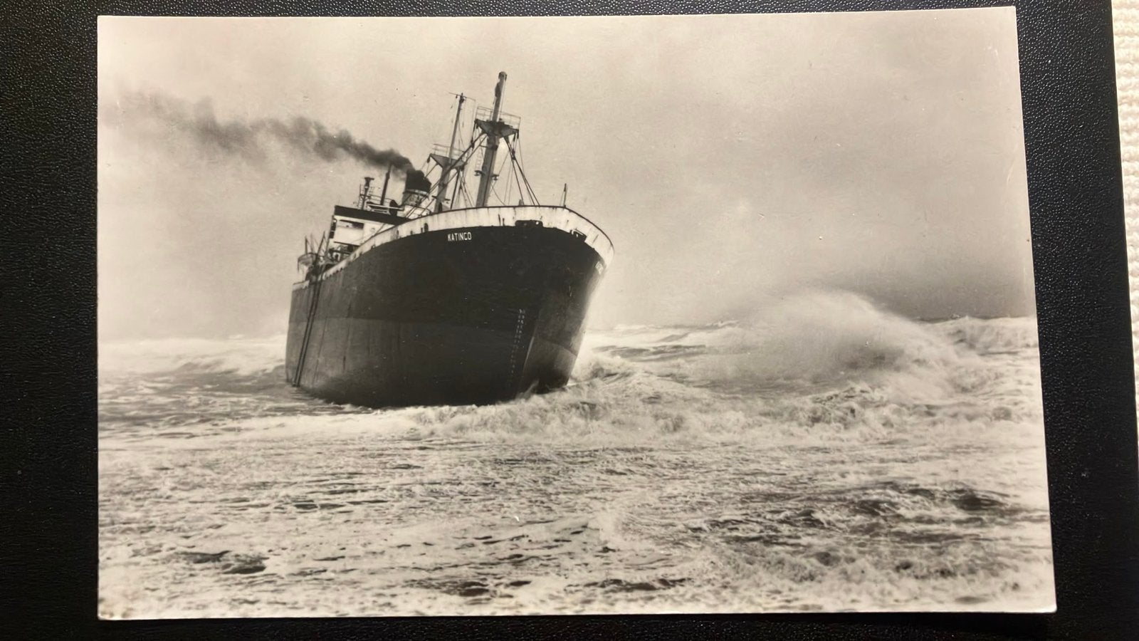 stranding KATINCO  Bergen a/Zee 21-dec 1954, Verzamelen, Scheepvaart, Ophalen of Verzenden, Zo goed als nieuw, Kaart, Foto of Prent
