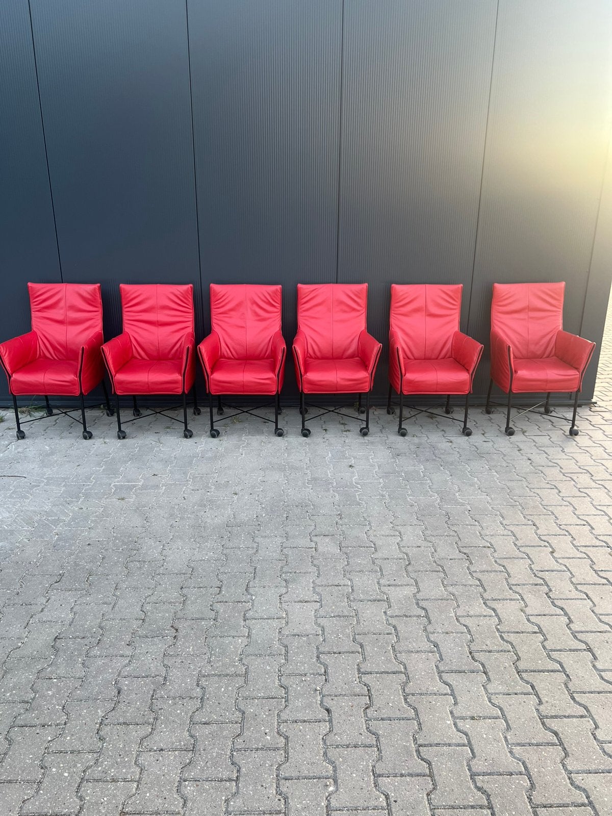 Montis chaplin eetkamerstoel - rood leer met wielen, Huis en Inrichting, Leer, Ophalen of Verzenden, Zo goed als nieuw, Vijf, Zes of meer stoelen