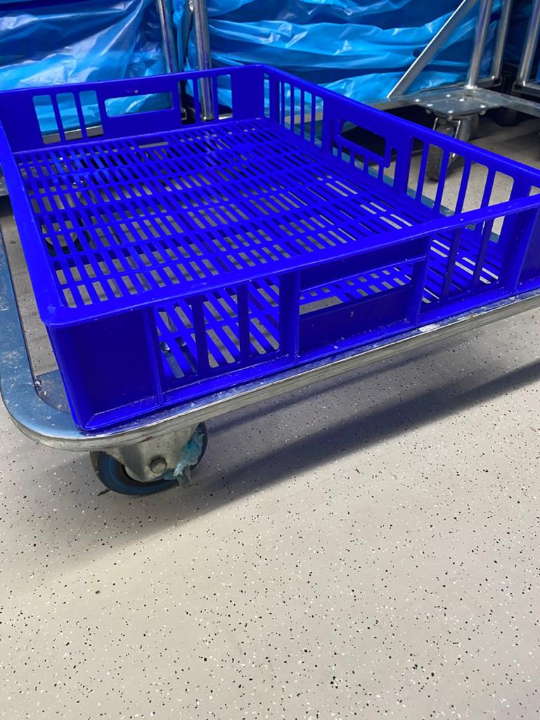Transportkarren met 40 plastic kratjes per kar., Zakelijke goederen, Kantoor en Winkelinrichting | Magazijn, Stelling en Opslag
