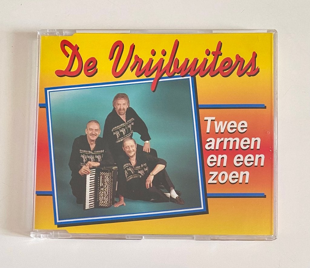 De Vrijbuiters – Twee Armen En Een Zoen 1998 NL NM/NM, Eerste persing, Ophalen of Verzenden, Zo goed als nieuw, Levenslied of Smartlap