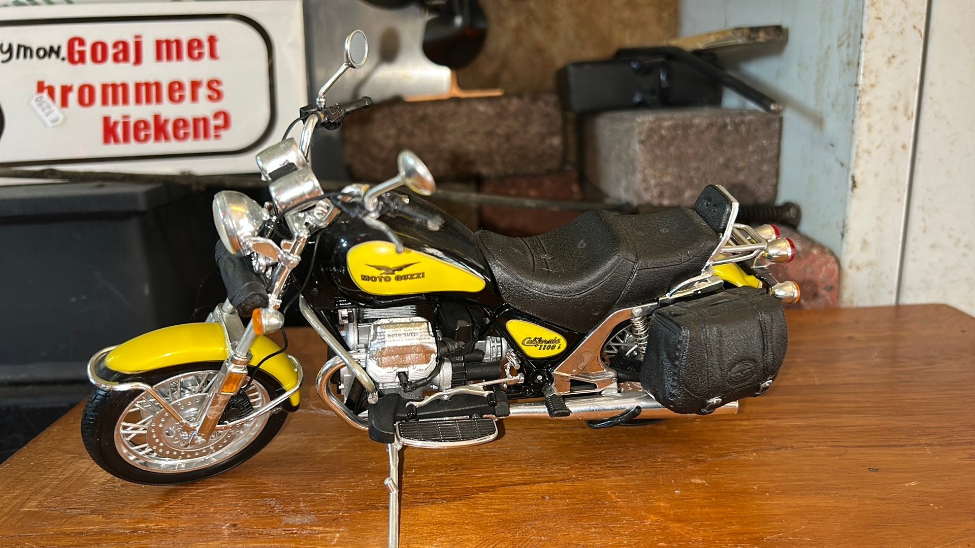 MOTO GUZZi 1;10 Maisto model motor heel mooi, Ophalen, Zo goed als nieuw, Motor