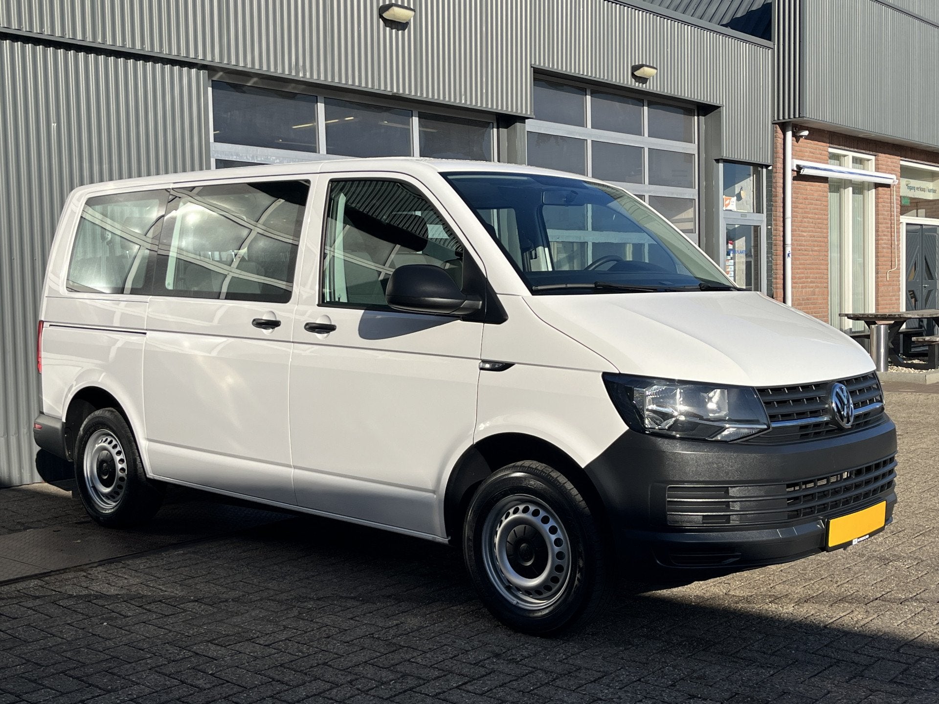 Volkswagen Transporter Kombi 2.0 TDI L1H1 Incl btw 9-Persoon, Auto's, Voorwielaandrijving, Gebruikt, 241 €/maand, Wit