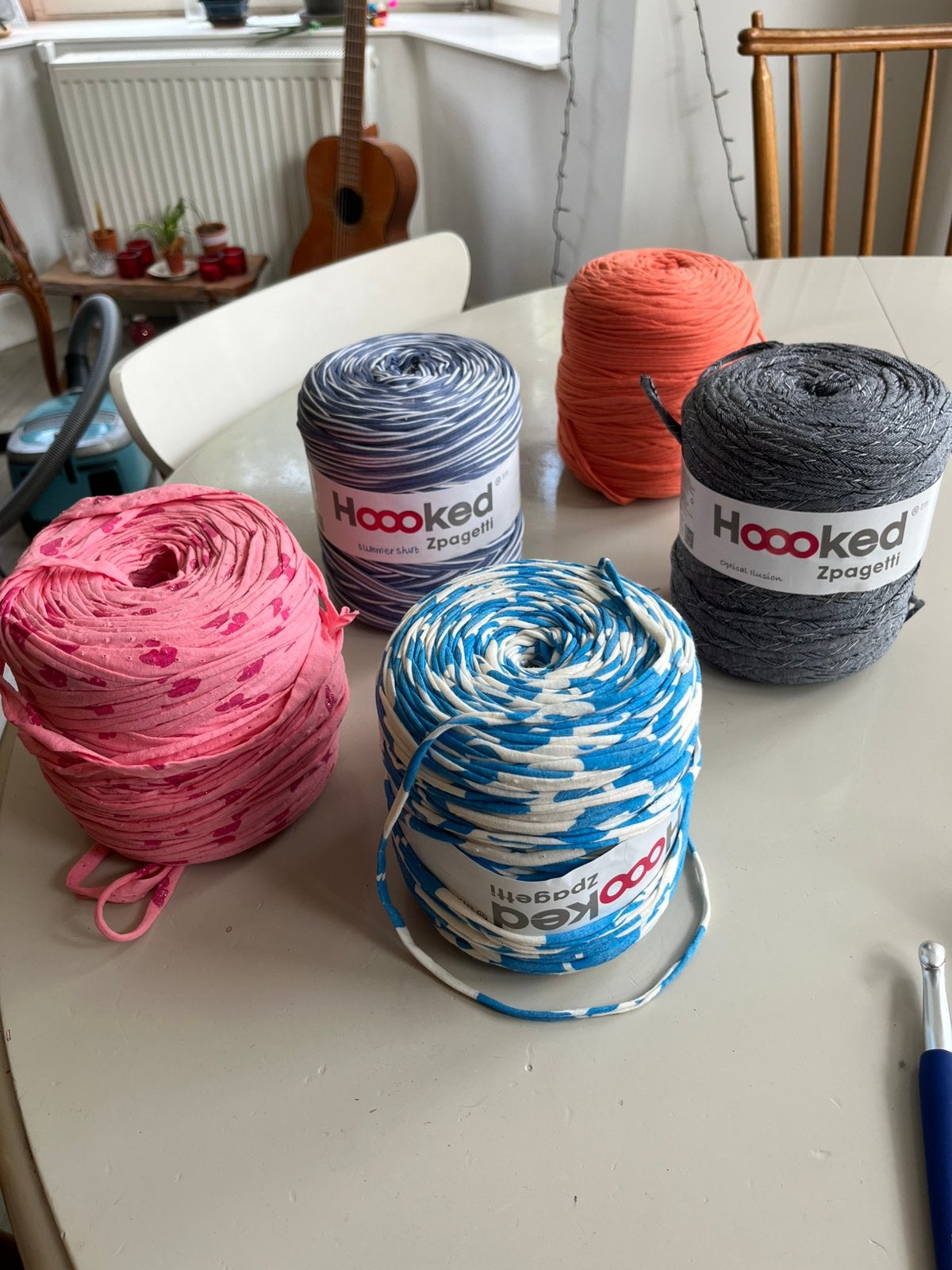 Vijf bollen Hoooked garen met haaknaalden, Ophalen, Nieuw, Breien of Haken, Wol of Garen