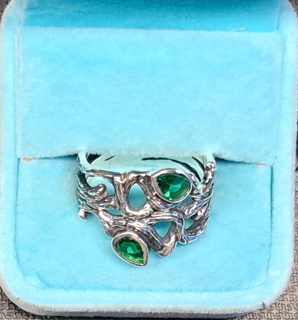 Schitterende bewerkte ring met smaragd als blikvangers, Sieraden, Tassen en Uiterlijk, Verzenden, 19 tot 20, Nieuw, Met edelsteen