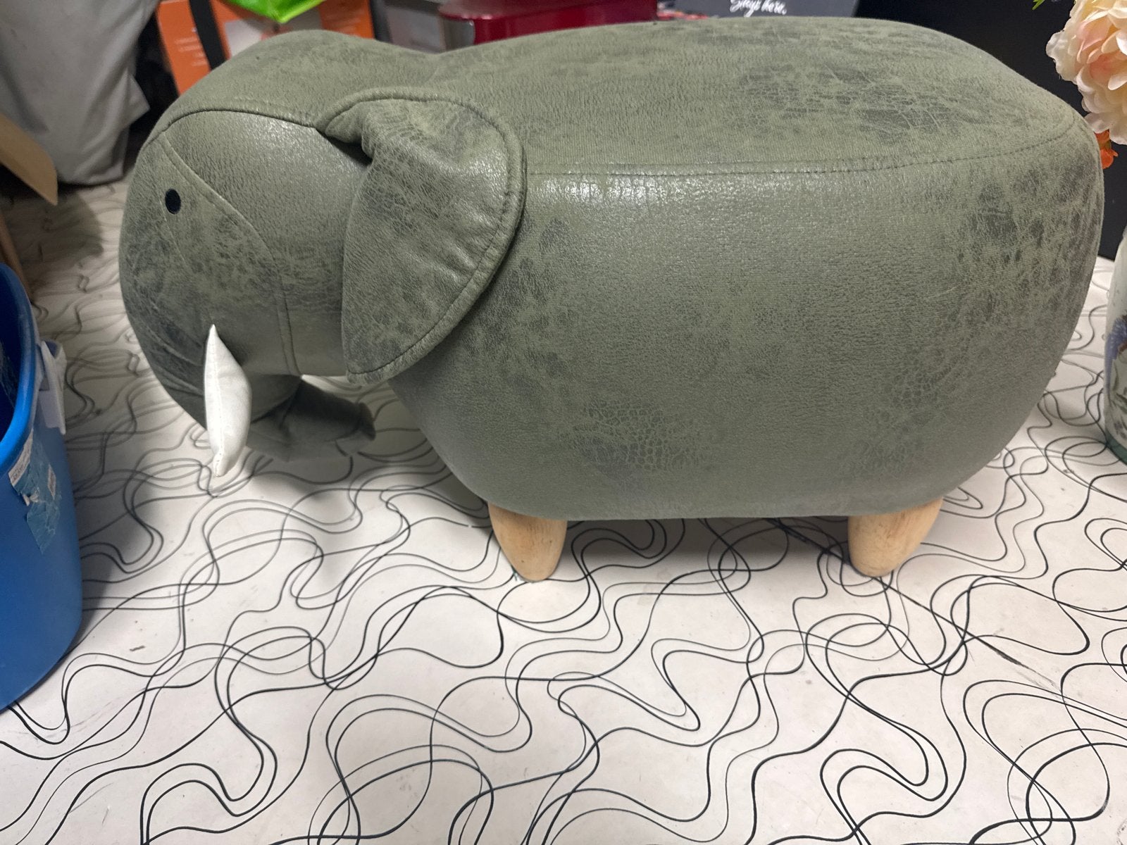 Leuke olifant poef/voetenbankje, Ophalen, Zo goed als nieuw, Grijs, Kunststof