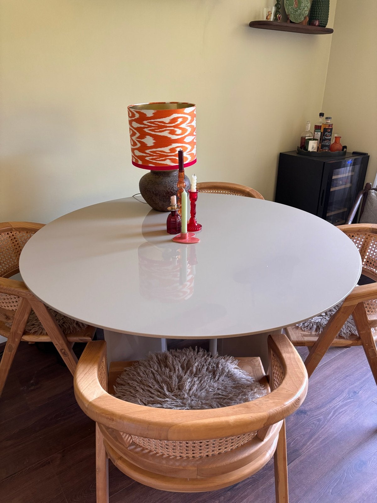 Karwei eettafel Ivy beige hout Ø 130 cm, Huis en Inrichting, Ophalen, 100 tot 150 cm, Rond, Zo goed als nieuw