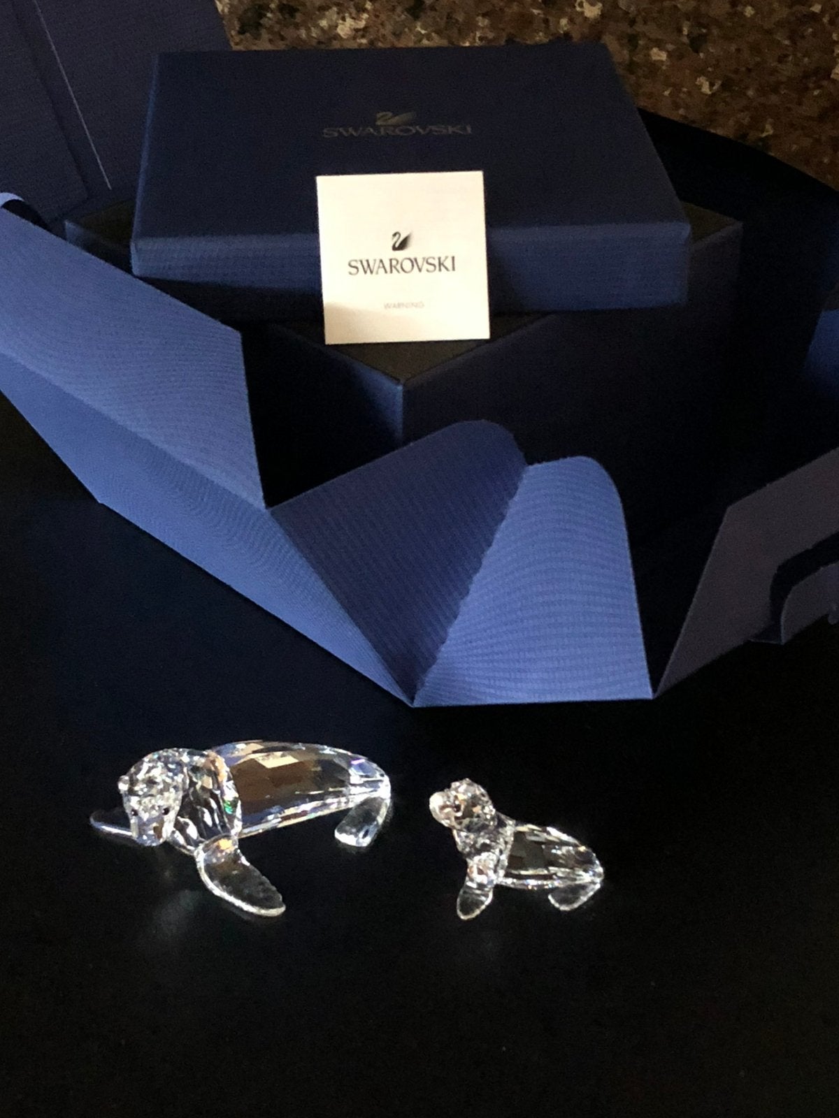 NIEUWSTAAT SWAROVSKI ZEELEEUW ZEEHOND MOEDER MET JONG, Ophalen of Verzenden, Zo goed als nieuw, Figuurtje