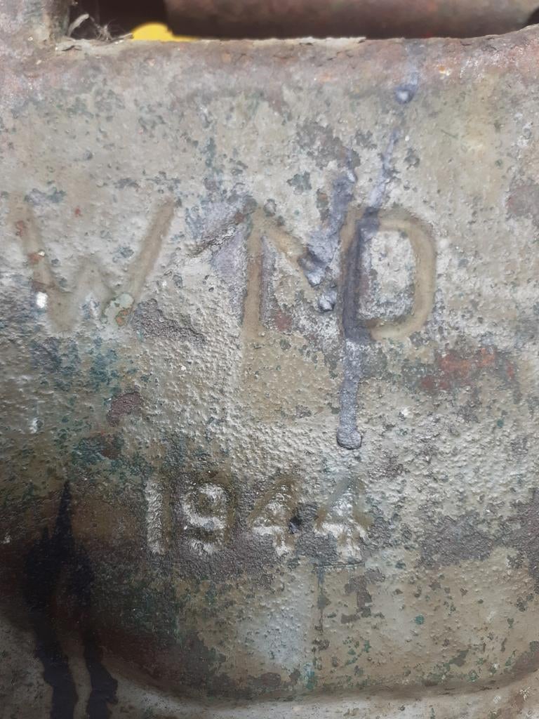 Oude militaire jerrycan uit 1944 met deuken, Verzamelen, Militaria | Algemeen, Ophalen of Verzenden, Overige soorten, Overige gebieden