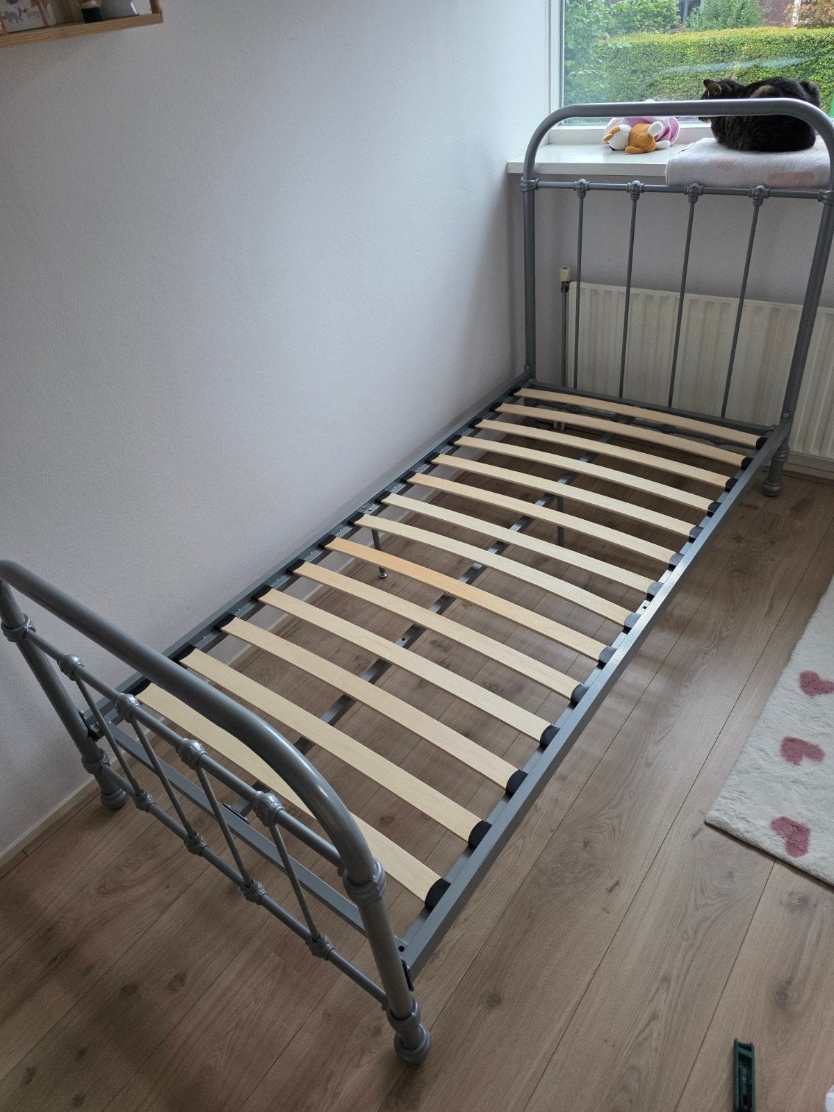 Eenpersoonsbed grijs metaal met lattenbodem, Ophalen, Klassiek, modern, Gebruikt, 90 cm