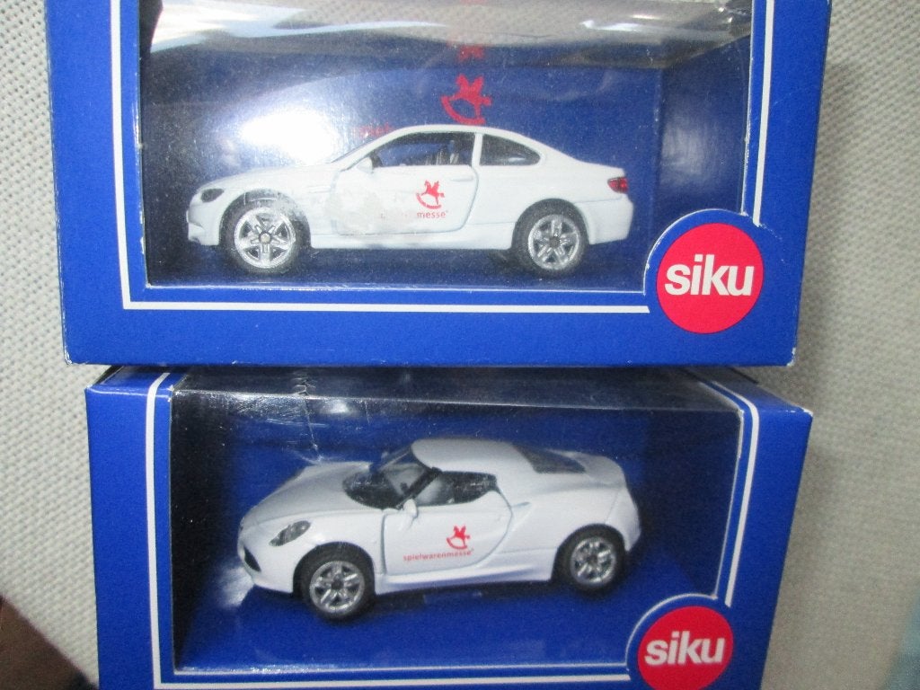 2 x Siku BMW M3 Coupé + Alfa Romeo 4 c weiß Spielwarenmesse, Hobby en Vrije tijd, Modelauto's | Overige schalen, Ophalen of Verzenden