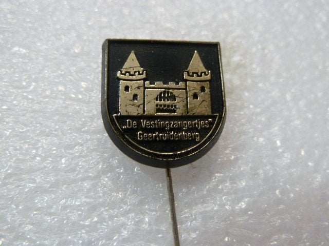 Speldje "De Vestingzangertjes" Geertruidenberg, Ophalen of Verzenden, Gebruikt, Stad of Land, Speldje of Pin