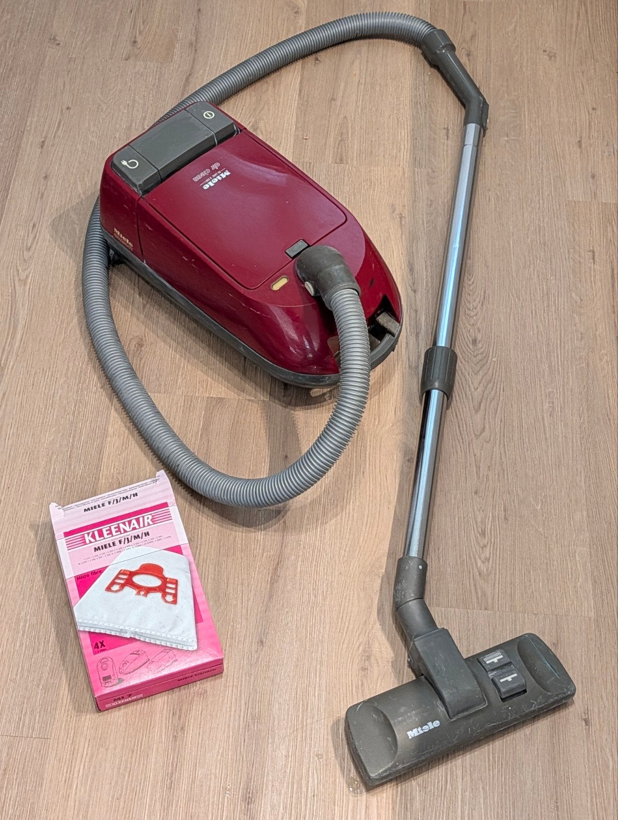 Miele stofzuiger lees beschrijving, Inclusief accessoires, Gebruikt, Miele, Sledestofzuiger