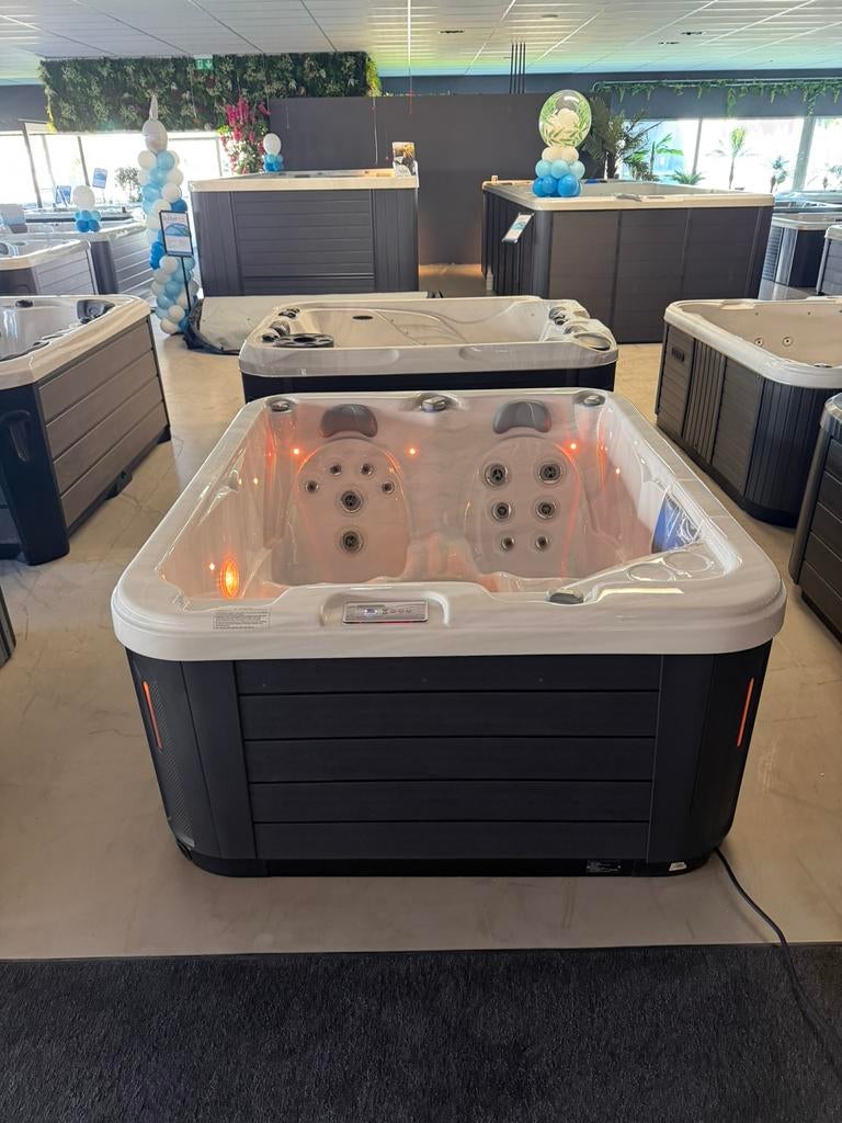 Jacuzzi Riptide Spa Showmodel 165x200 – Plug & Play 220V, Ophalen, Zo goed als nieuw, Pomp, Vast