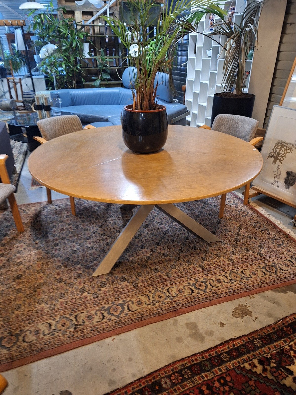 Ronde houten eettafel met metalen onderstel, Gebruikt, Onbekend@voorbeeld.com, Onbekend, Vier personen
