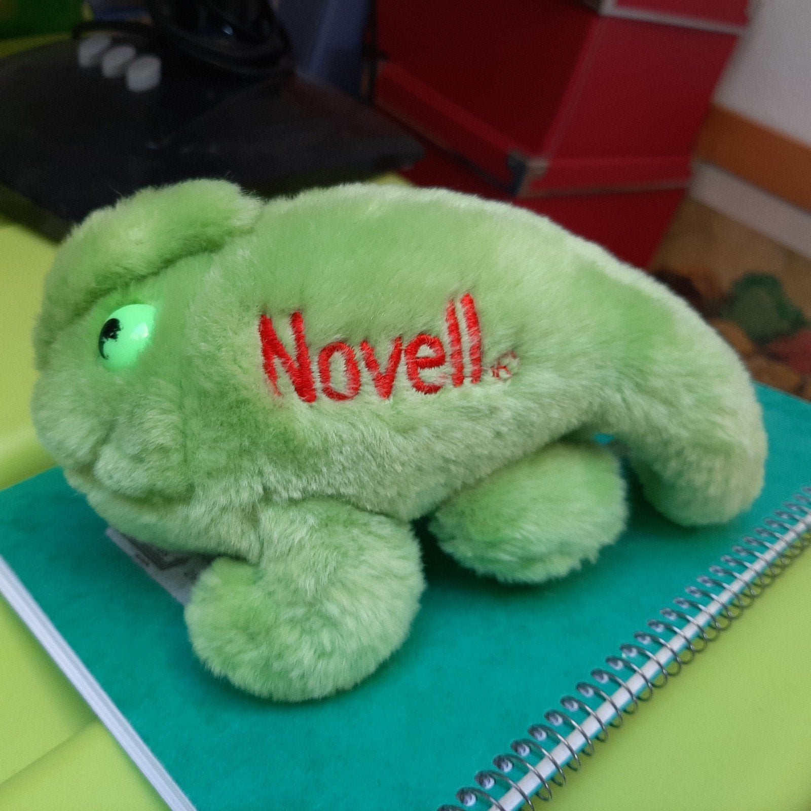 pop knuffel  Novell Suse logo kameleon, Ophalen of Verzenden, Zo goed als nieuw, Overige typen