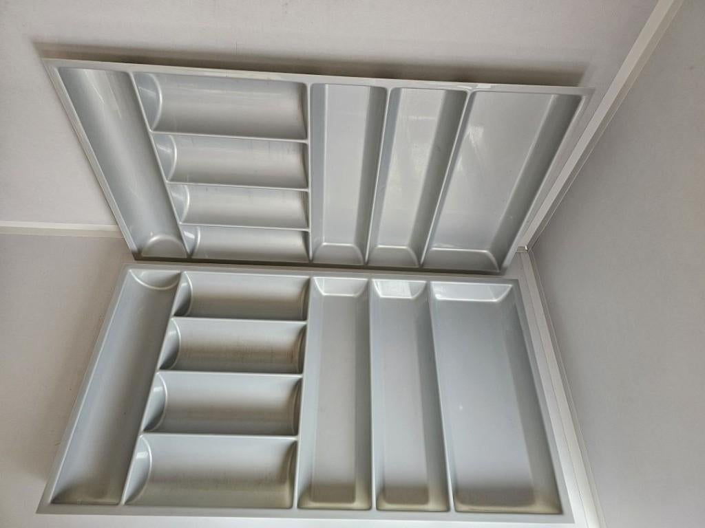 2 grote grijze kunststof bestekbakken met elk 8 vakken, Huis en Inrichting, Keuken | Bestek, Ophalen of Verzenden, Zo goed als nieuw