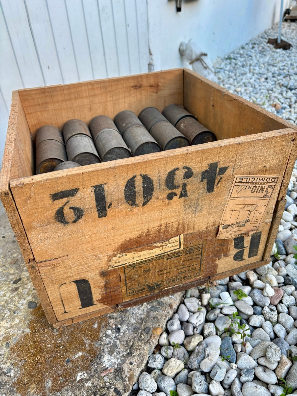Vintage houten kist met 60 oude blikjes, Ophalen