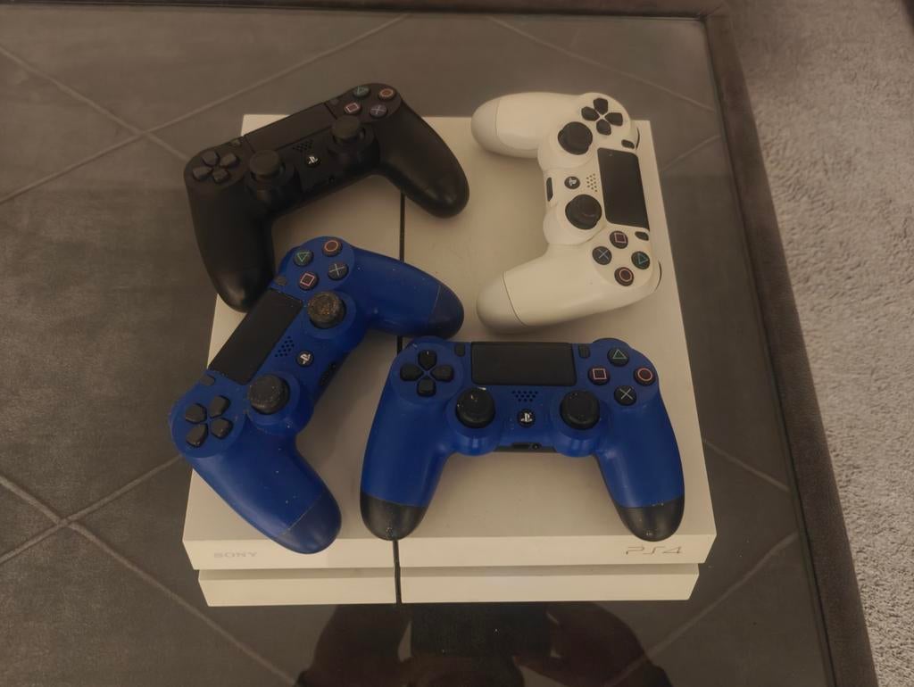 PlayStation 4 Wit met 4 controllers, Spelcomputers en Games, Games | Sony PlayStation 4, 3 spelers of meer, Ophalen, Gebruikt