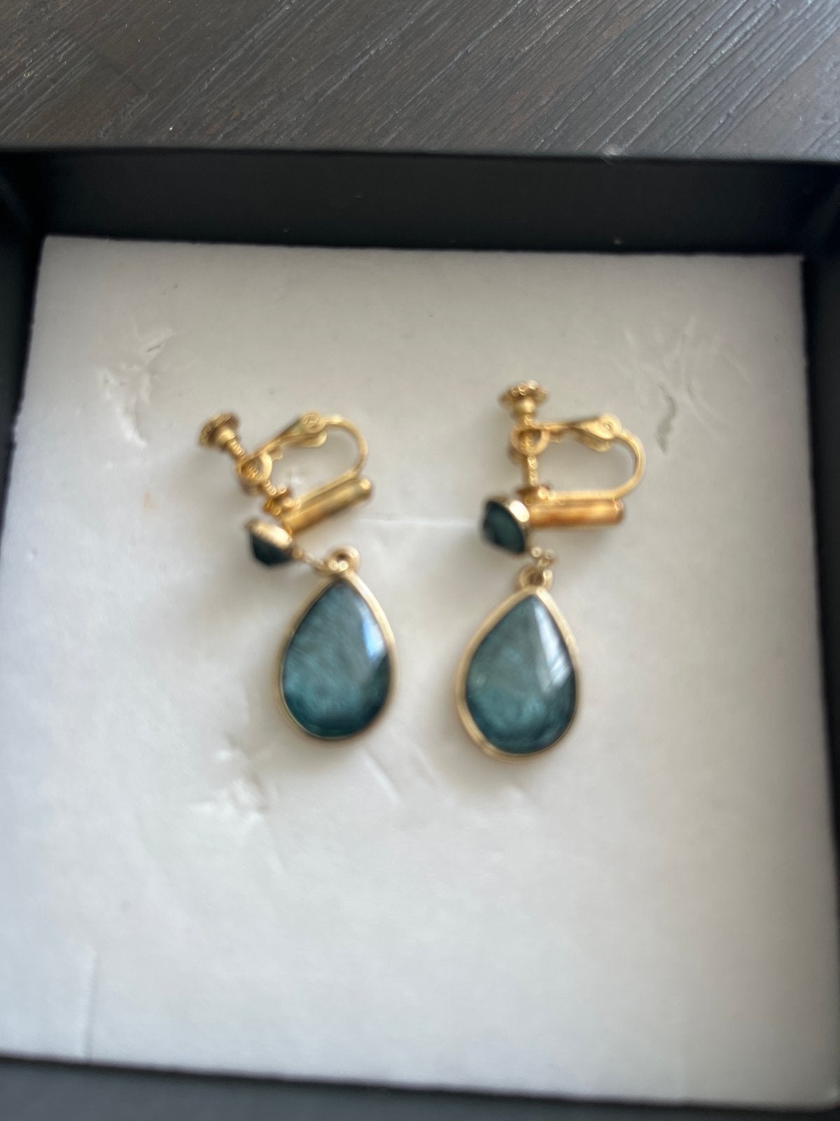 Elegante oorbellen met blauwe druppelvormige stenen, Sieraden, Tassen en Uiterlijk, Oorbellen, Ophalen, Overige materialen, Hangers