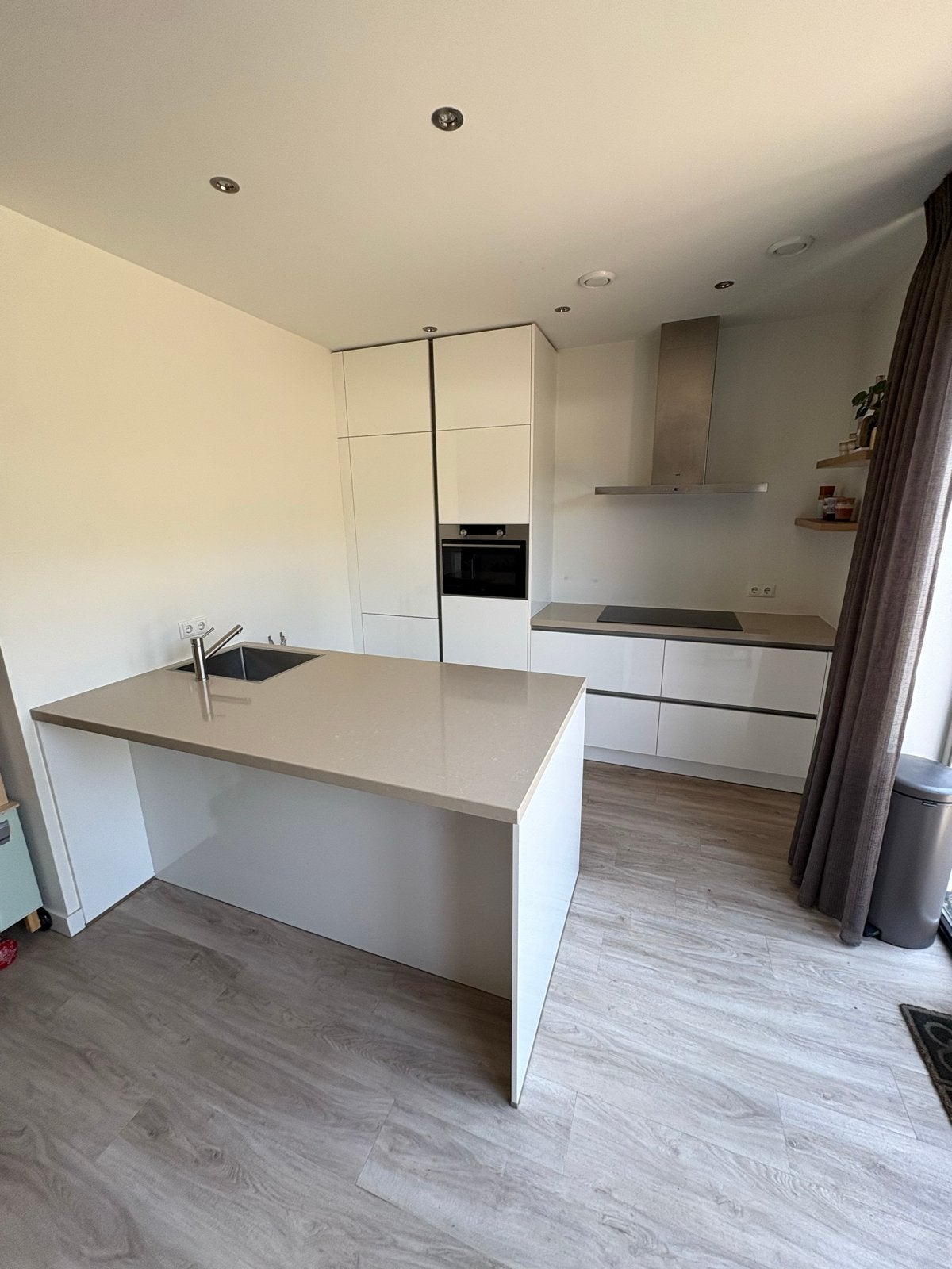 Moderne witte keuken met kookeiland van Mandemakers, Huis en Inrichting, Keuken | Complete keukens, Ophalen, Wit, Overige typen