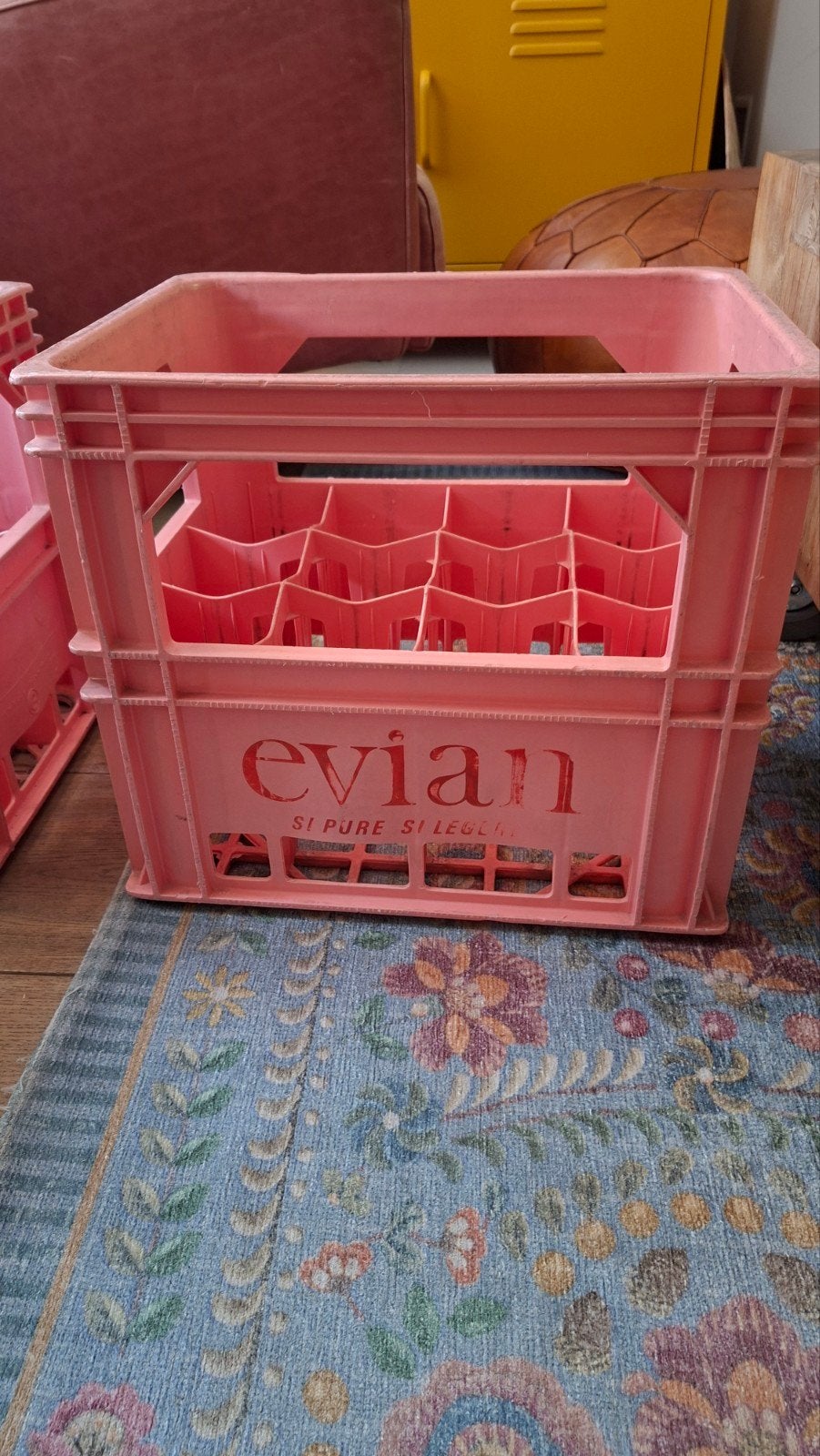 Vintage Evian roze flessenkrat Decoratie Retro Kleurrijk, Ophalen, Gebruikt