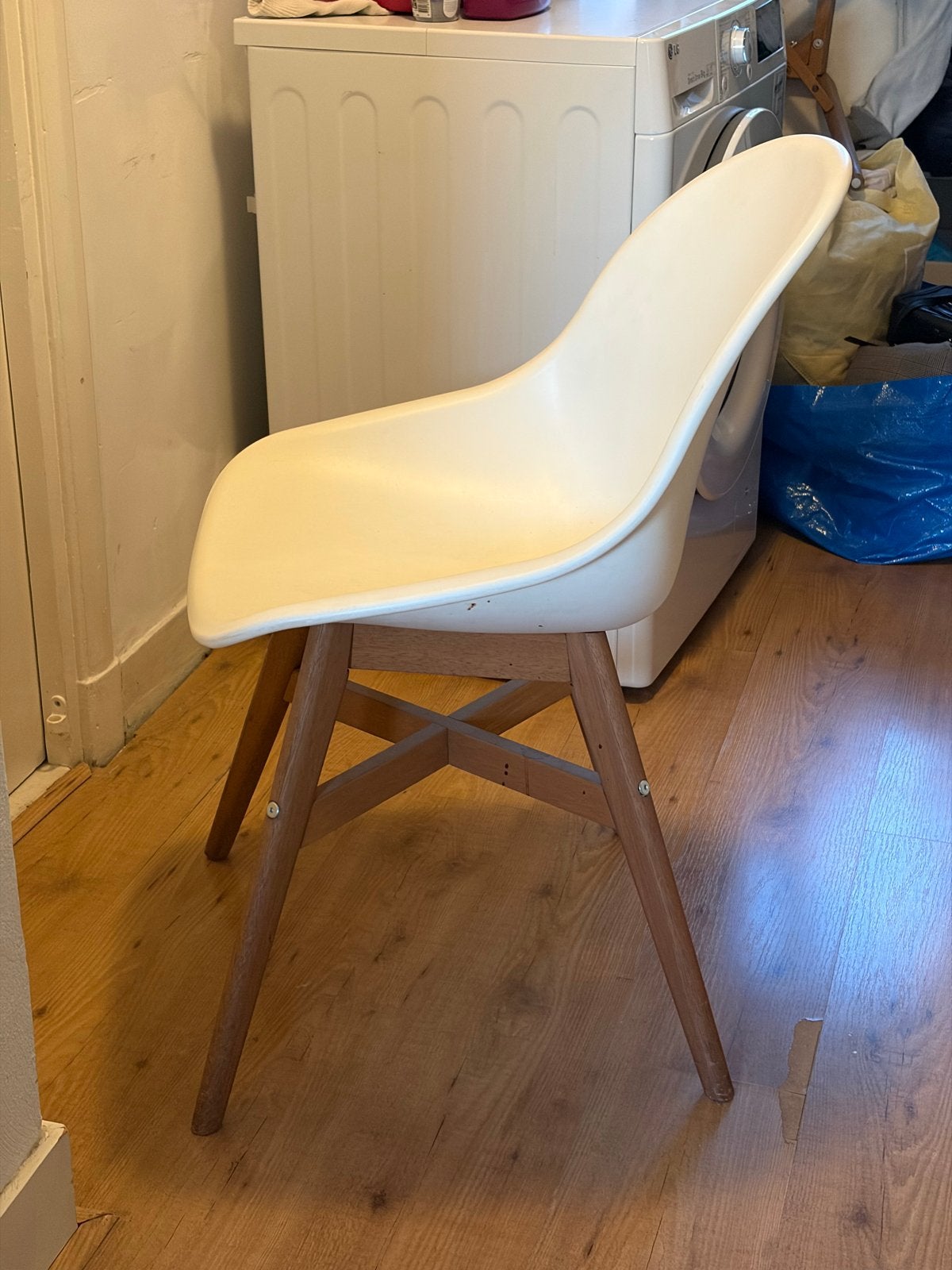 Moderne witte stoel met houten poten ( 3 stoelen), Huis en Inrichting, Stoelen, Ophalen, Gebruikt, Wit, Eén