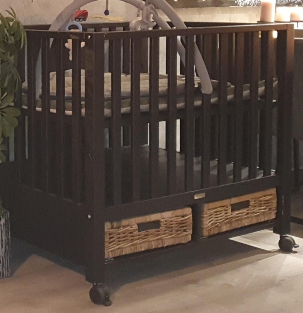 Box, zwart, met wieltjes en rietenmanden, Kinderen en Baby's, Boxen, Ophalen of Verzenden