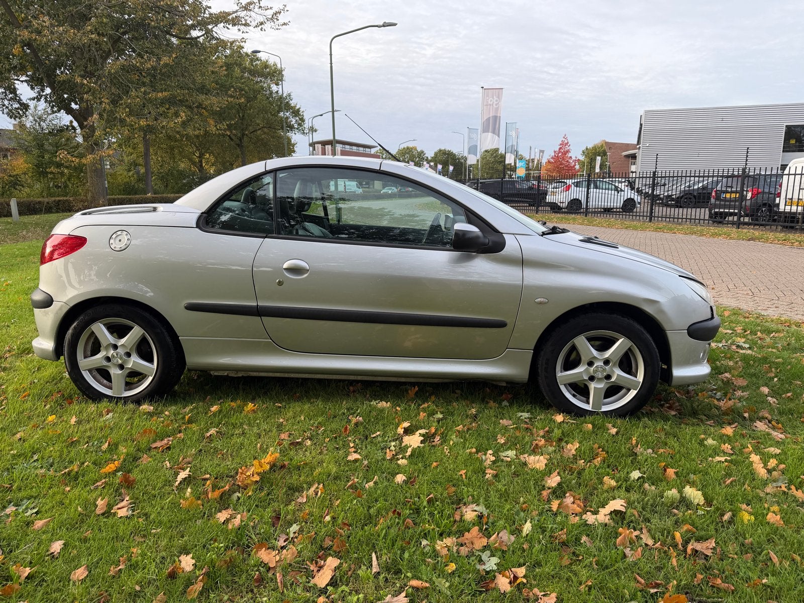 Peugeot 206 1.6 CC 2002  nieuwe APK 162.000 NAP km stand, Auto's, Voorwielaandrijving, 4 cilinders, Cabriolet, 4 stoelen