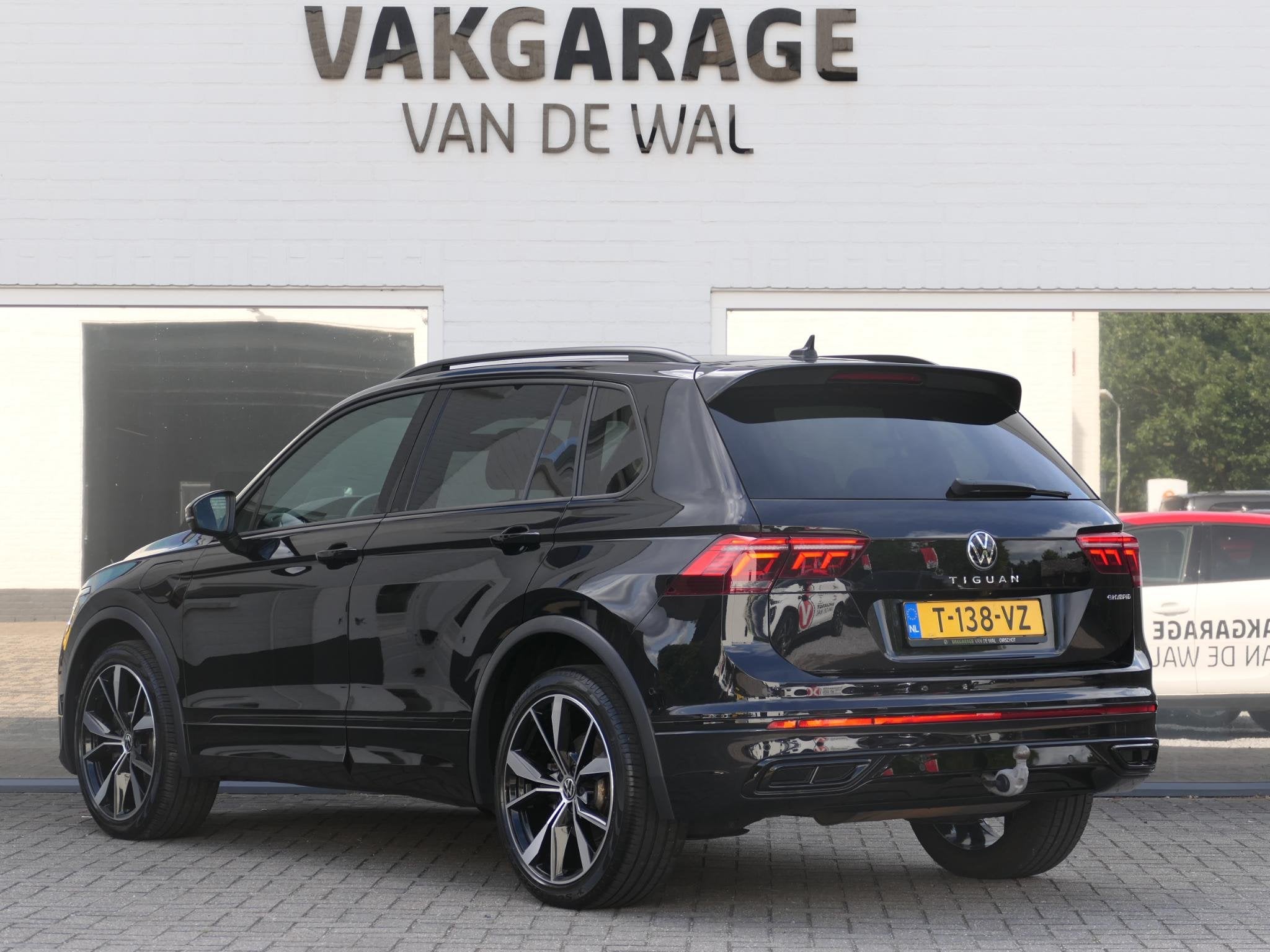 Volkswagen Tiguan 1.4 TSI eHybrid R-Line Business+ | Leder |, Auto's, 4 cilinders, Zwart, Automatische klimaatregeling, Hybride Elektrisch/Benzine