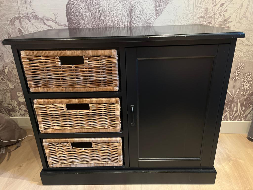 Zwarte commode met rieten lade, Huis en Inrichting, Kasten | Ladekasten, Ophalen, 50 tot 100 cm, Zo goed als nieuw, 3 of 4 laden
