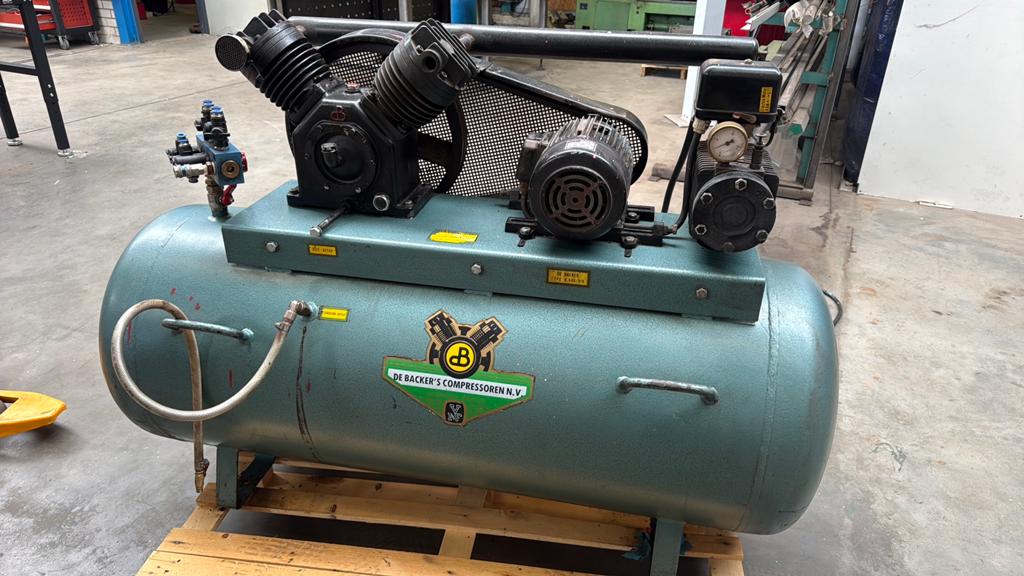 Compressor merk:Backer, Doe-het-zelf en Verbouw, Compressors, 100 liter of meer, Ophalen, Zo goed als nieuw
