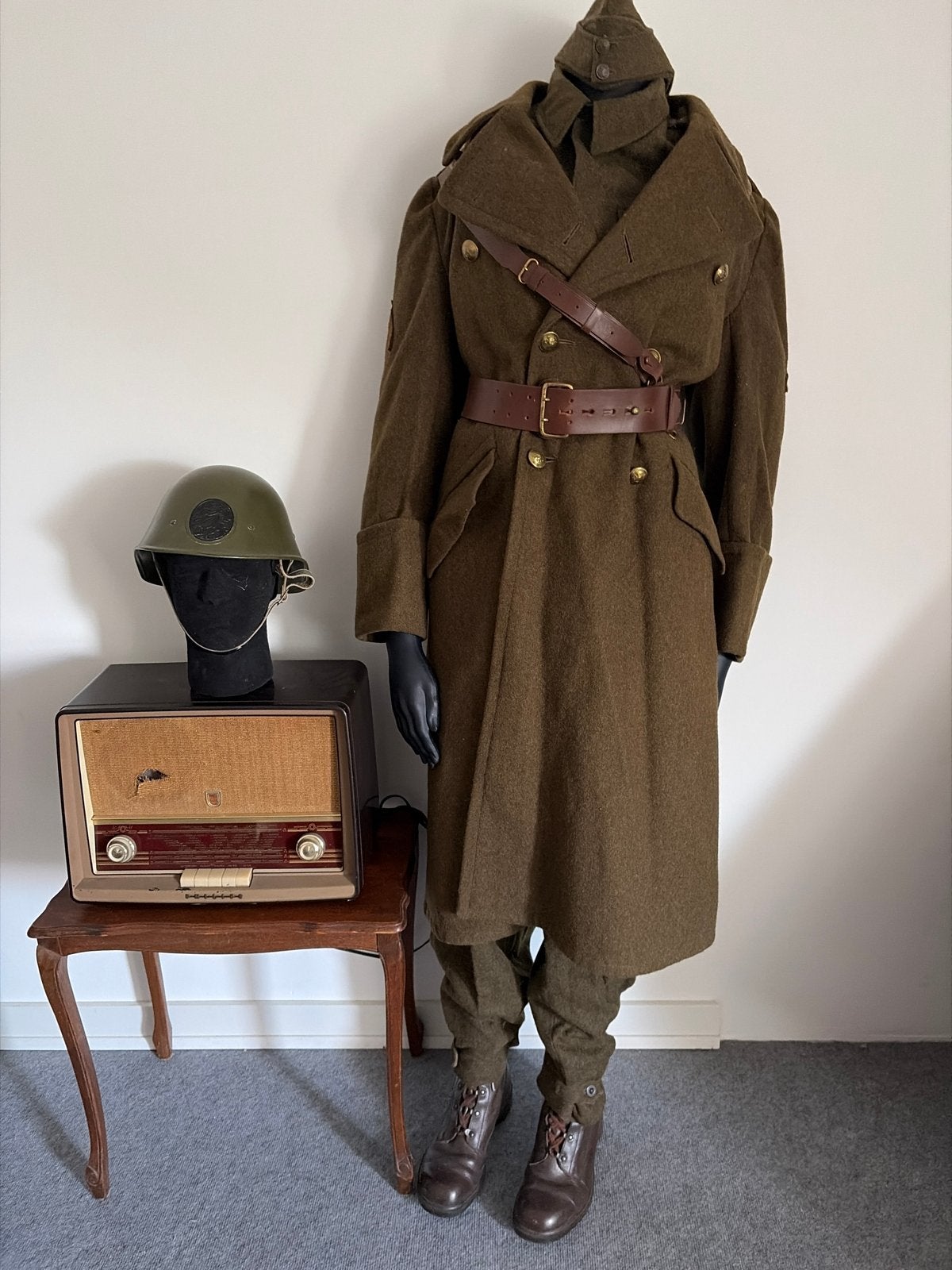 Antieke Philips buizenradio met M27 militair uniform paspop, Verzamelen, Ophalen of Verzenden, Landmacht, Nederland, Kleding of Schoenen
