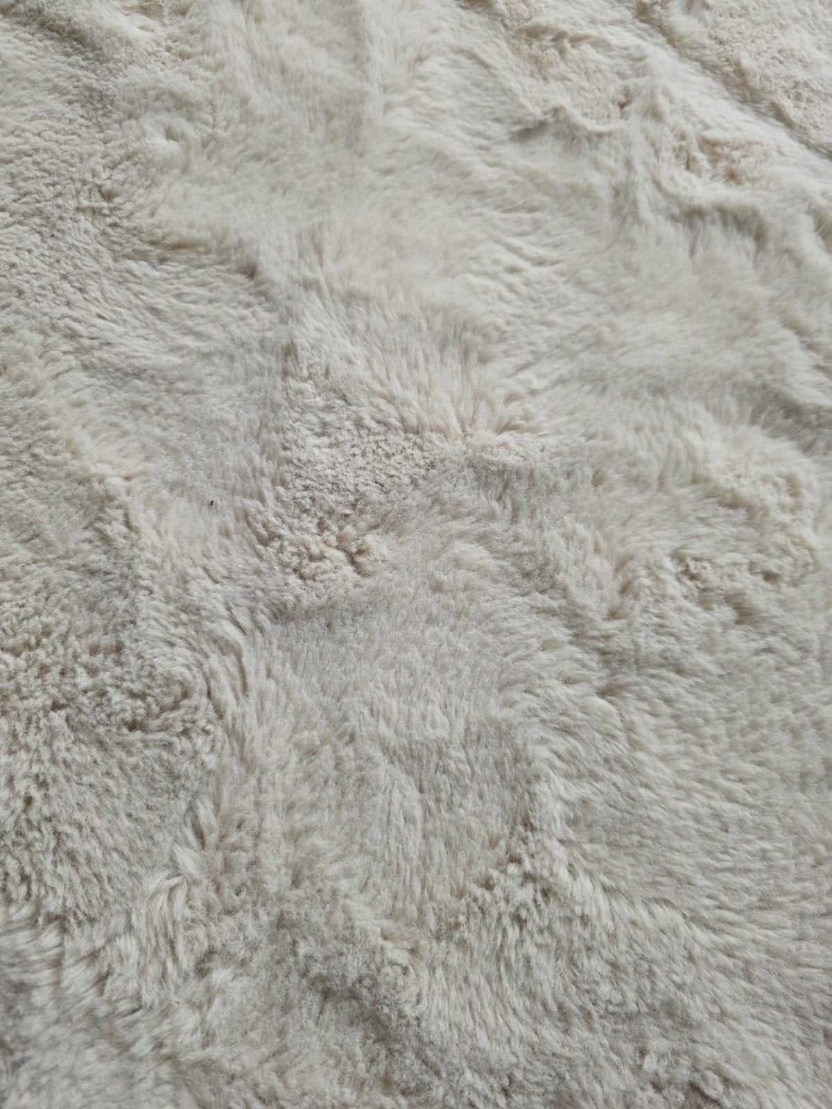 Zacht crèmekleurig vloerkleed, zo goed als nieuw, Huis en Inrichting, Stoffering | Tapijten en Kleden, Modern, Comfortabel, 100 tot 150 cm