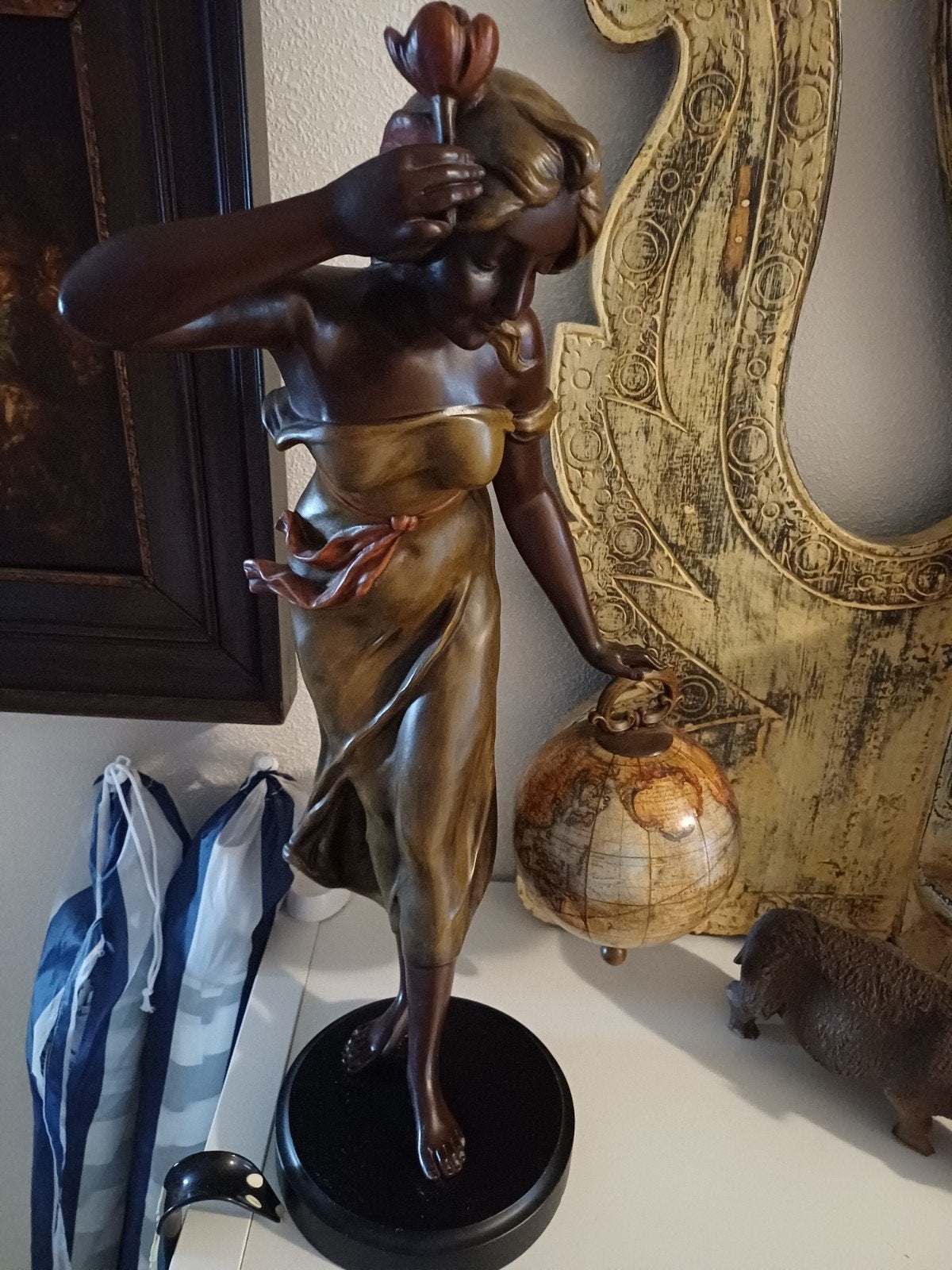 mooi Art Deco Jugendstil beeld met wereldbol 60 cm hoog, Verzamelen, Beelden en Beeldjes, Ophalen of Verzenden, Zo goed als nieuw