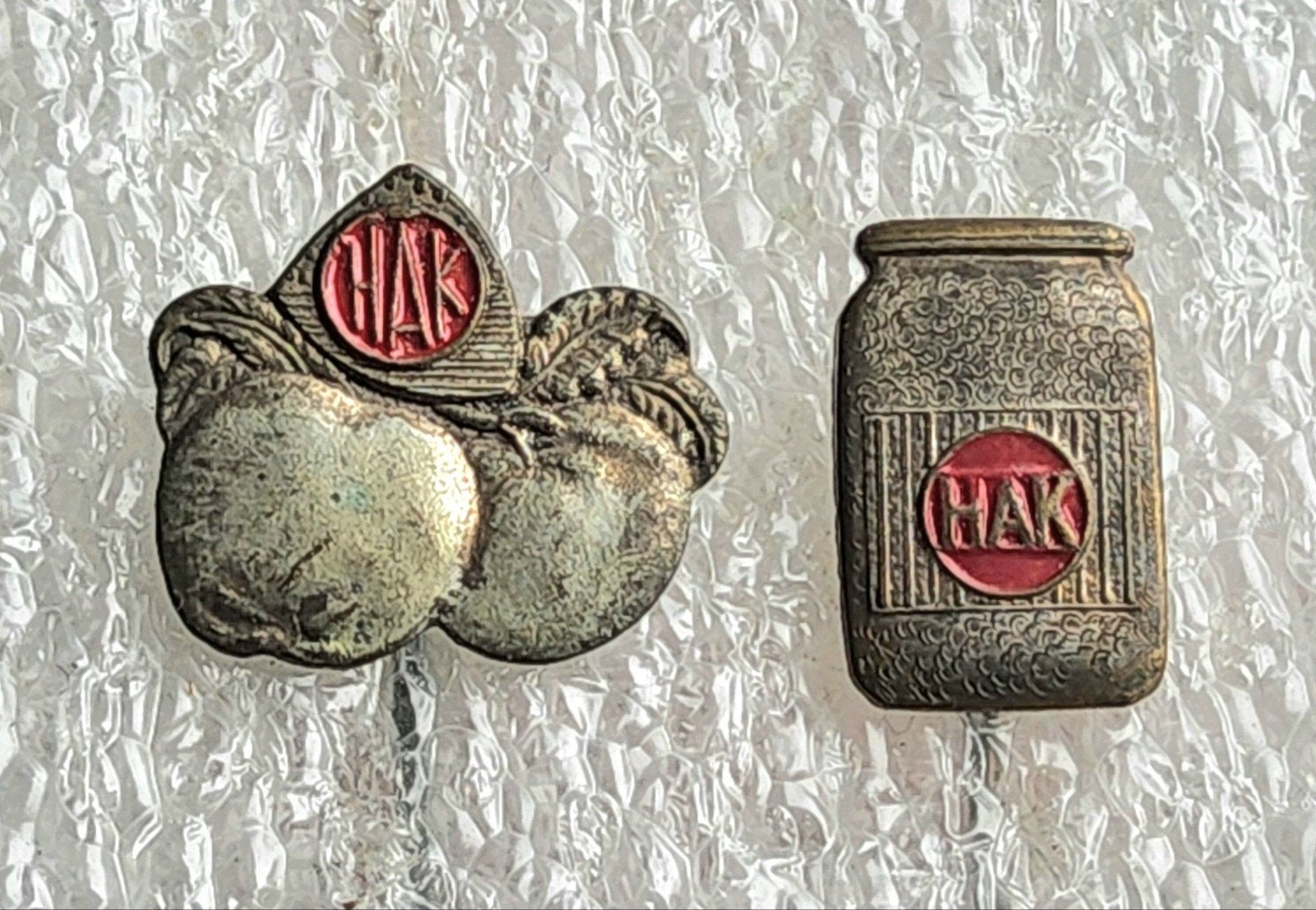 2 Vintage HAK Speldjes - Fruit en Potje, Ophalen of Verzenden, Gebruikt, Merk, Speldje of Pin