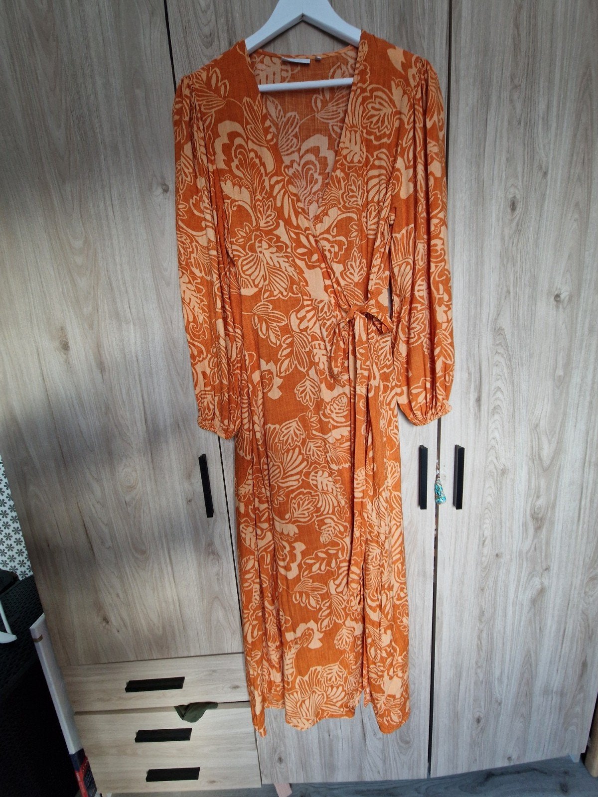 (Nieuw) Shiwi oranje wikkeljurk met bladprint - Maat XL, Nieuw, Oranje, Ophalen of Verzenden, Shiwi