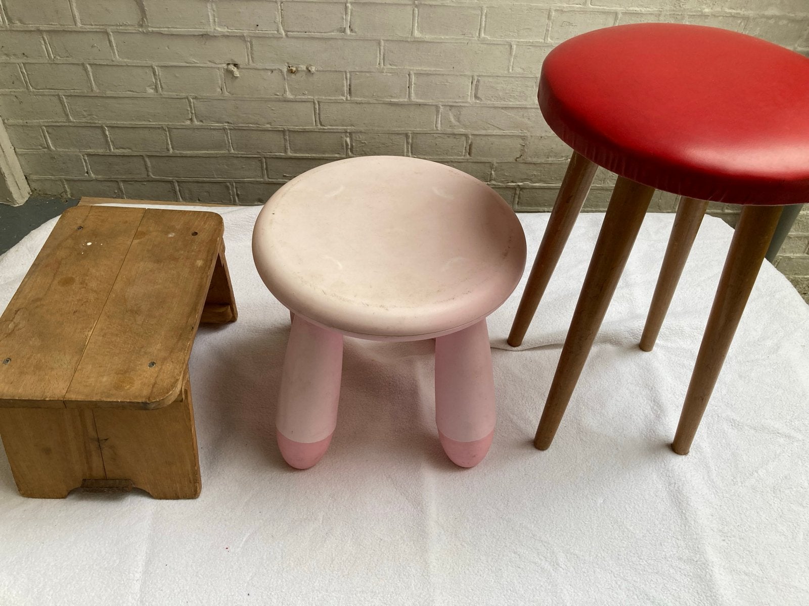 Set van 3 krukjes: rood en roze kunststof en hout, Ophalen, Gebruikt, Overige materialen